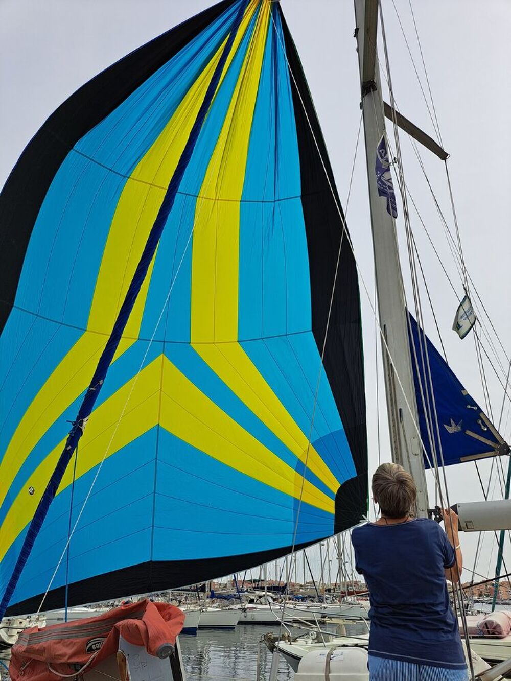 Tr&egrave;s beau Spinnaker tri radial avec sa chemise Sports