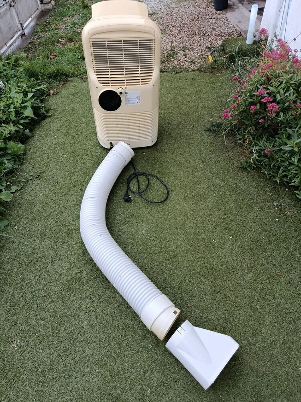 Climatiseur mobile beige Electroménager