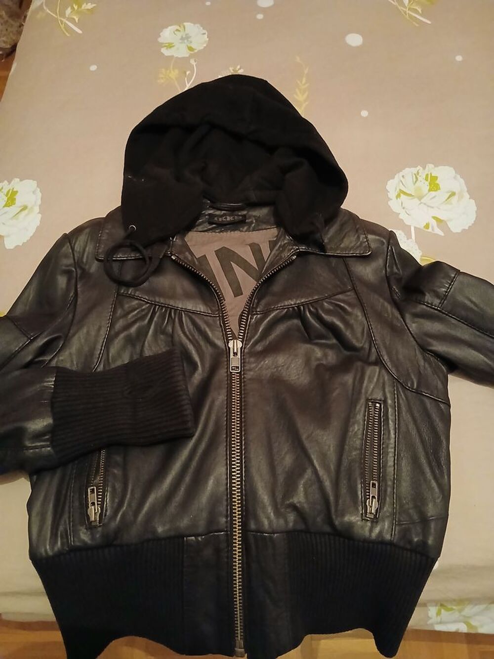 Veste en cuir noir doubl&eacute;e avec capuche Vêtements