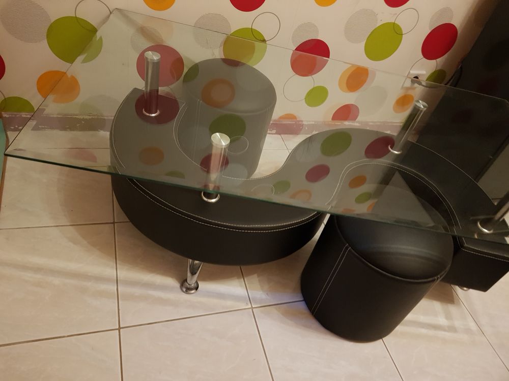 Table salon en verre avec 2 poufs Meubles