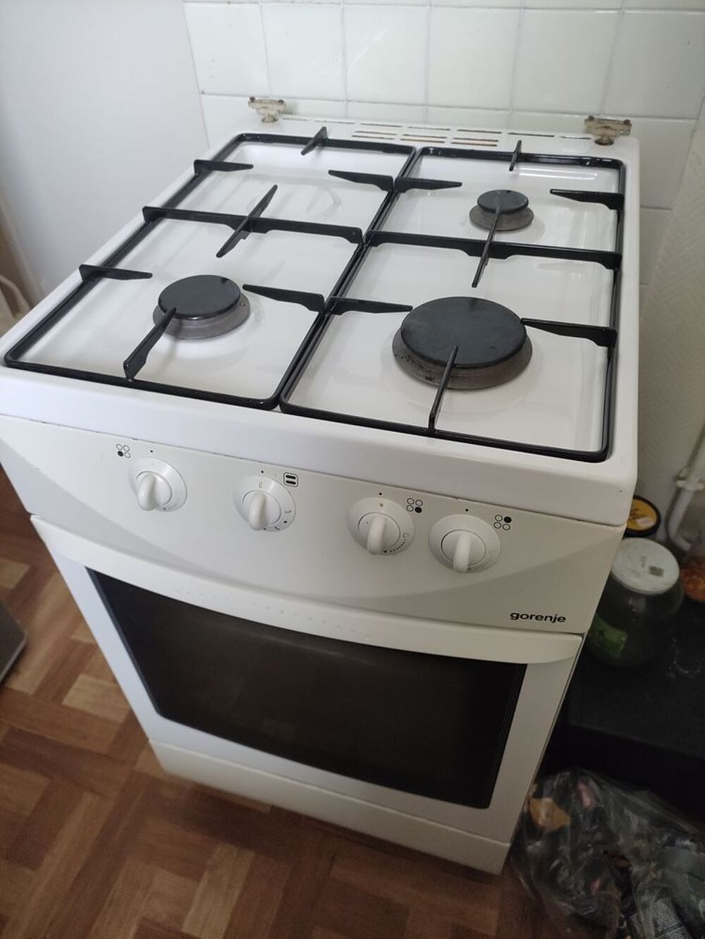 Gazini&egrave;re "Gorenje" et tuyau &agrave; gaz. Electroménager