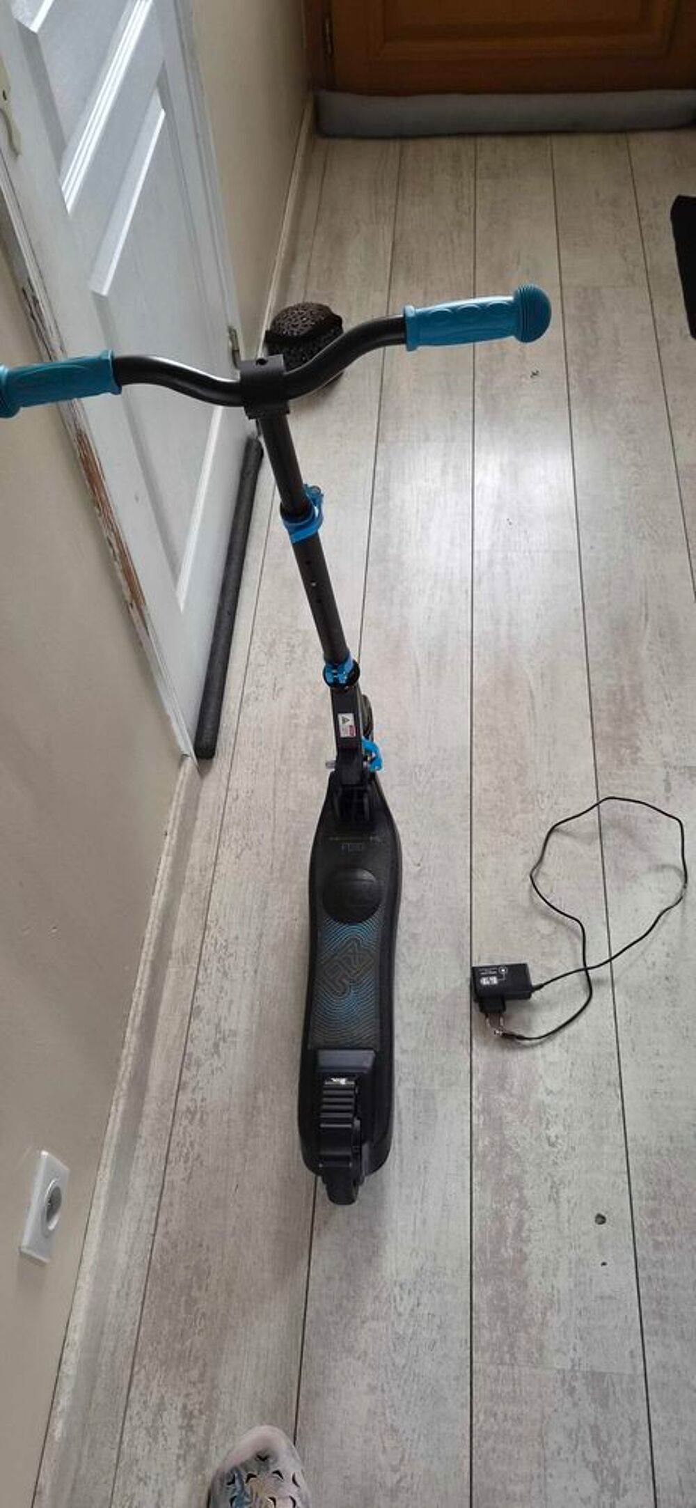 Trottinette &eacute;lectrique E-120 Fluxx €" Id&eacute;al pour d&eacute;buter (d&egrave;s 6 ans) Jeux / jouets
