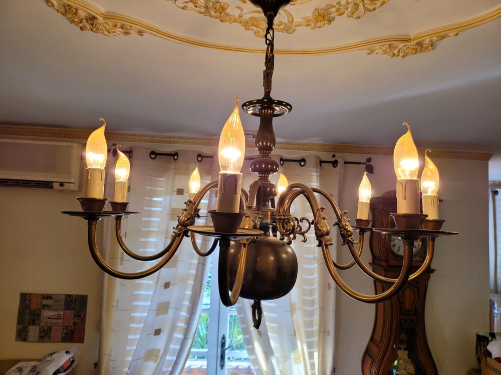 Lustre avec 8 ampoules en tres bon Etat. Décoration