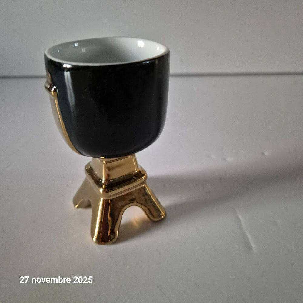 La Tour Eiffel en coquetier, porcelaine d'&eacute;poque moderne or Cuisine