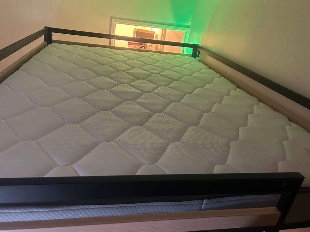 &agrave;€ vendre lit mezzanine et matelas &agrave; m&eacute;moire de forme Meubles