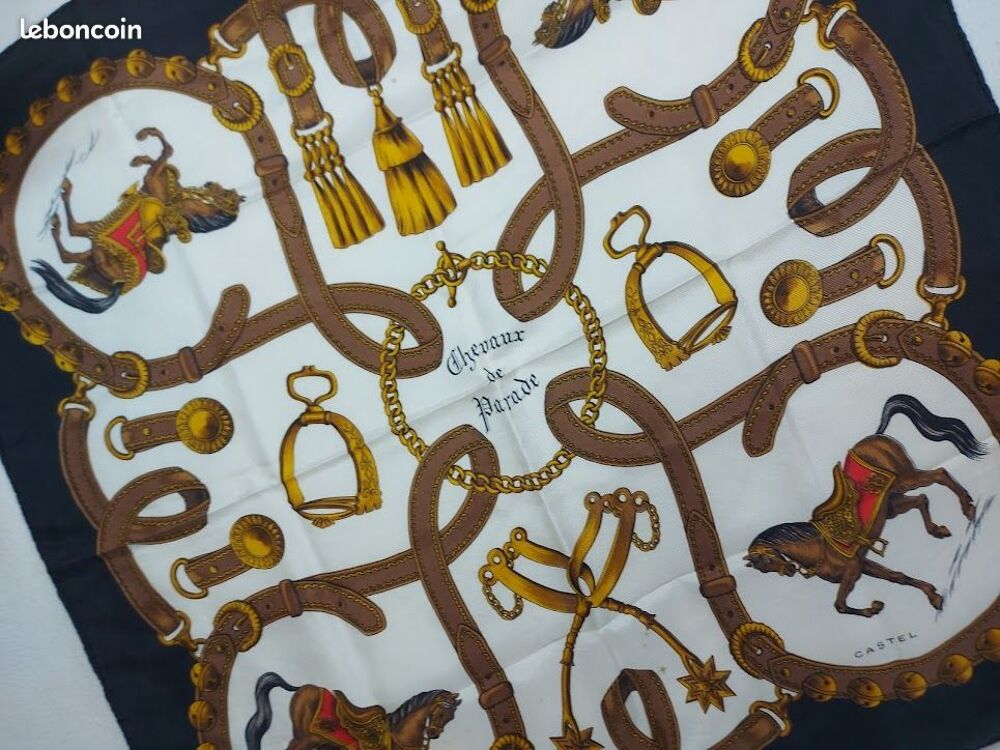 Castel Foulard Soie Fond Ivoire Bord Noir Chevaux de Parade Vêtements