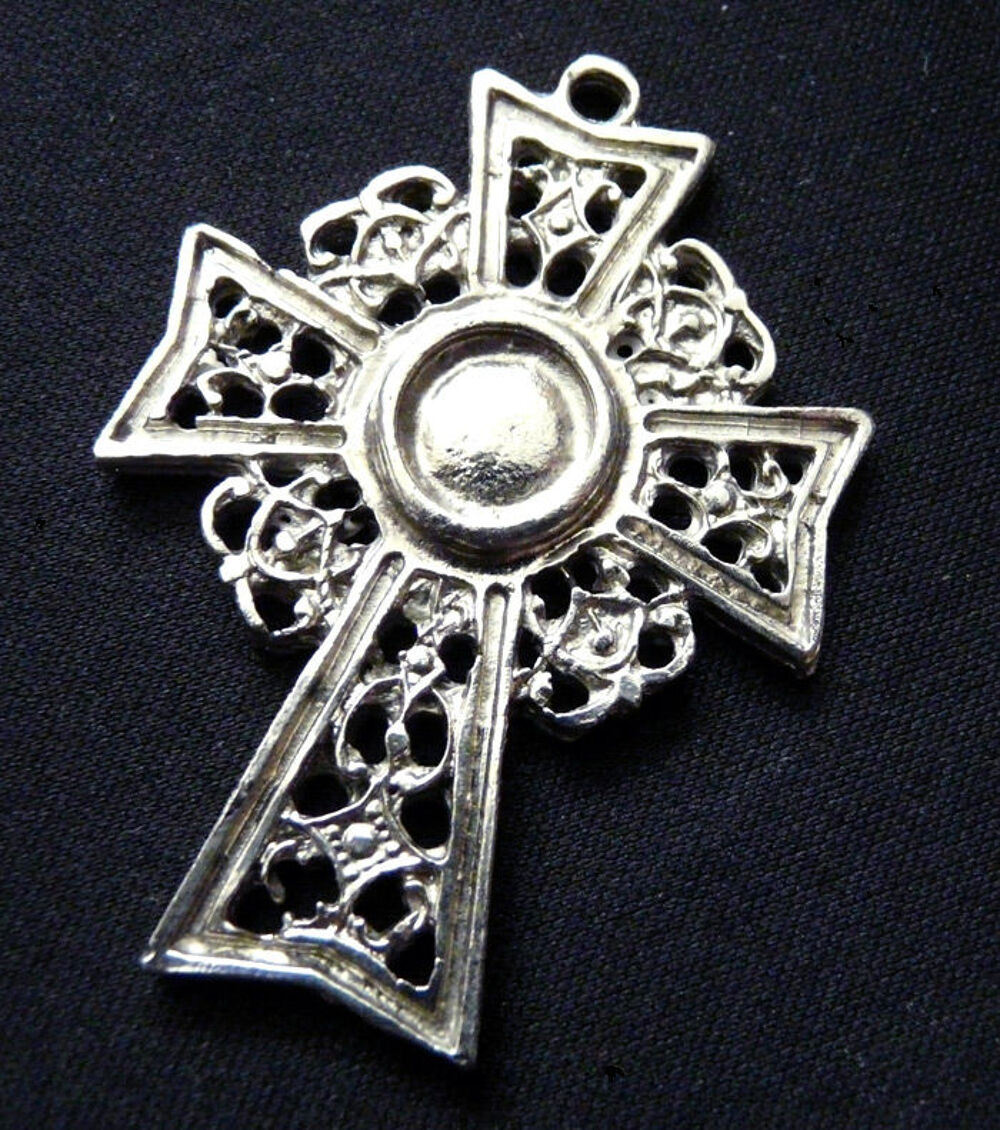 Croix Celtique Runique pendentif M&eacute;tal couleur argent&eacute; (90's Bijoux et montres