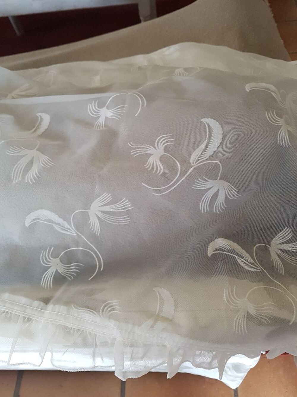 Grand rideau/tissu fin imprim&eacute;s blancs avec attache, vintage Décoration