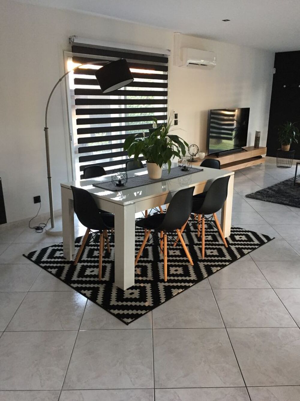 A saisir ensemble table + 8chaises Meubles