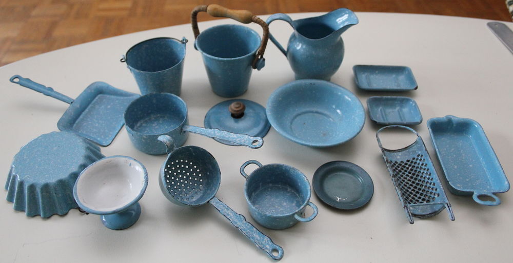 Dinette ancienne en tole &eacute;maill&eacute;e Jeux / jouets