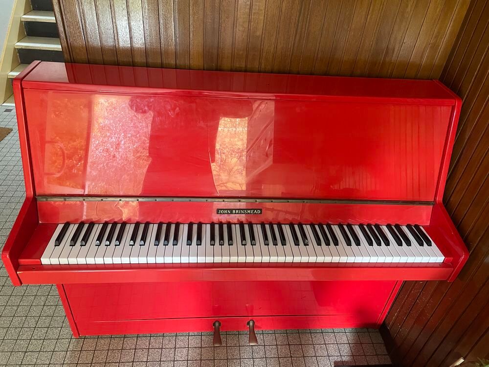 Piano droit John Brinsmead rouge ? bon &eacute;tat Instruments de musique