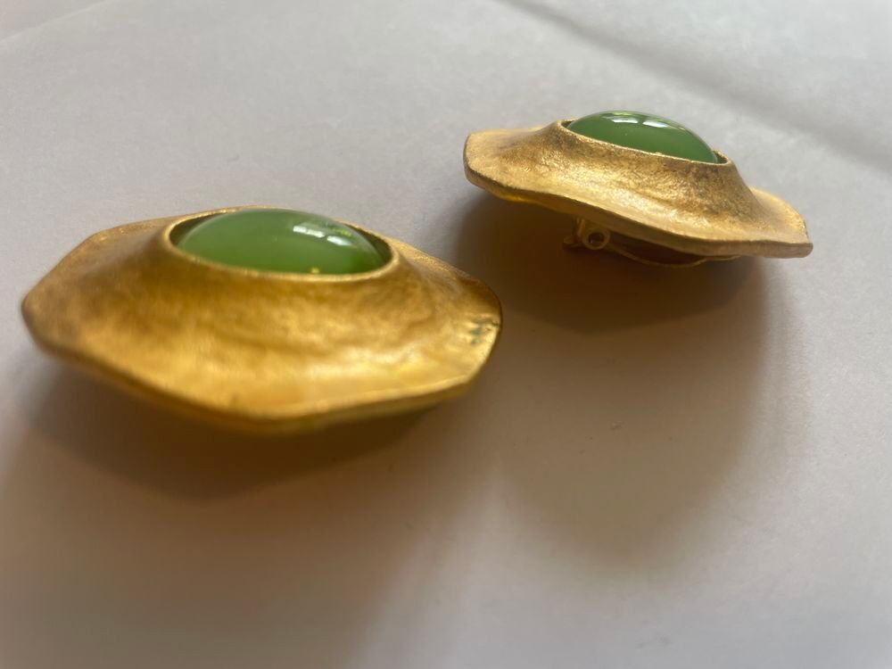 BO ronde dor&eacute;e cabochon vert d'eau E.UNGARO Bijoux et montres