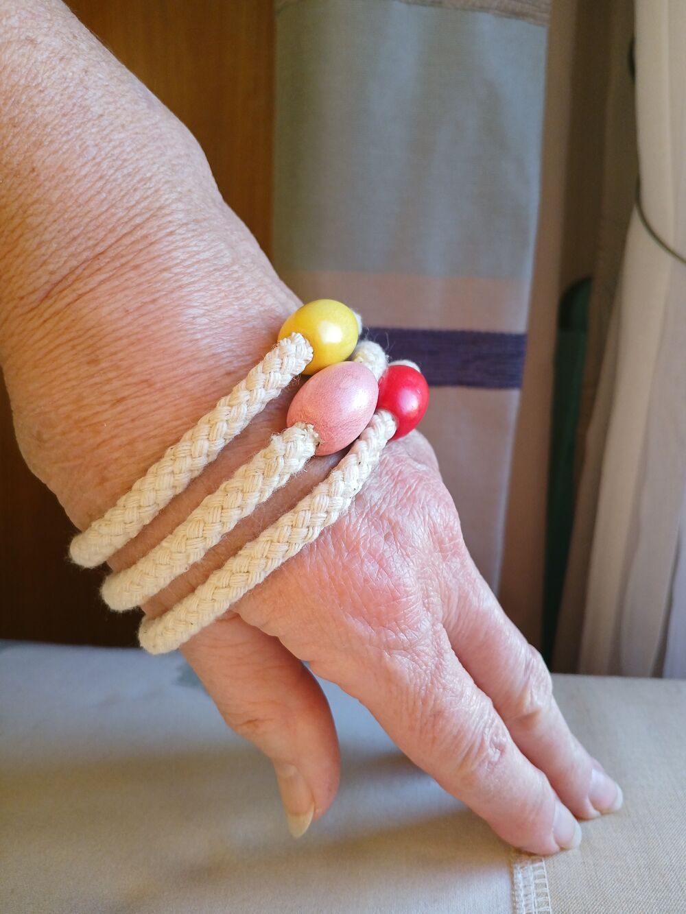 LOT DE 3 BRACELETS DE CORDE AVEC PERLE EN BOIS Bijoux et montres
