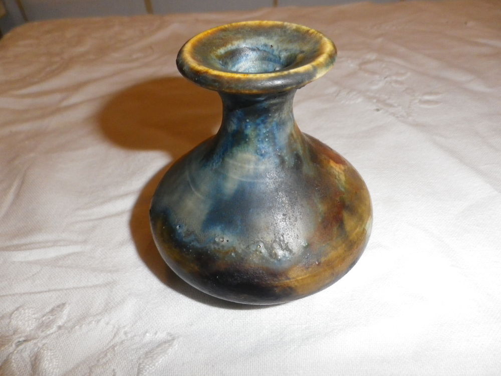 PETIT VASE EN GR&Egrave;S sign&eacute; Décoration