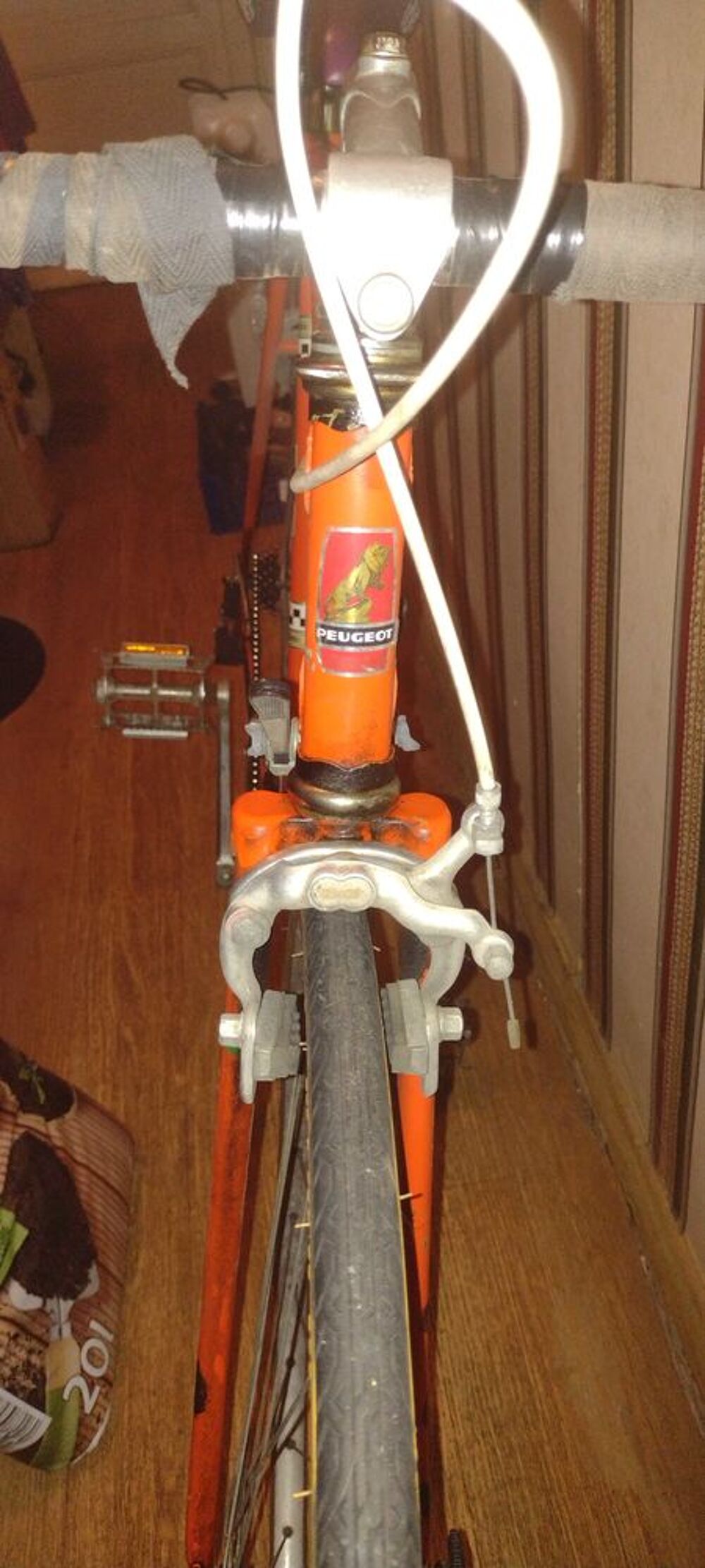 v&eacute;lo Peugeot des ann&eacute;es 70 80 vintage tr&egrave;s bon &eacute;tat comme neuf avec pi&egrave;ces d&eacute;tach&eacute;es deux roues une fourche avant des plateaux Vélos
