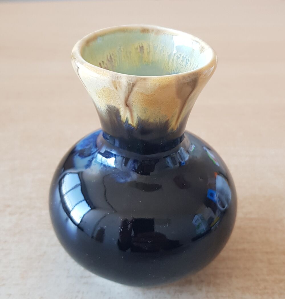 petit vase en c&eacute;ramique aspect gr&egrave;s flamm&eacute; 
noir bleu cr&egrave;me 