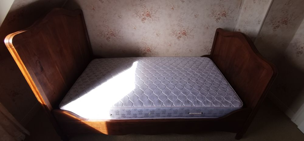 Lit ancien en ch&ecirc;ne massif avec matelas neuf Meubles
