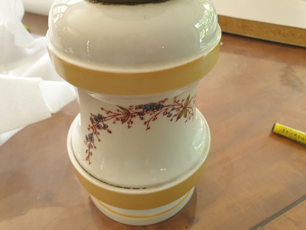 Lampe &agrave; p&eacute;trole blanche avec dessins, vintage Décoration