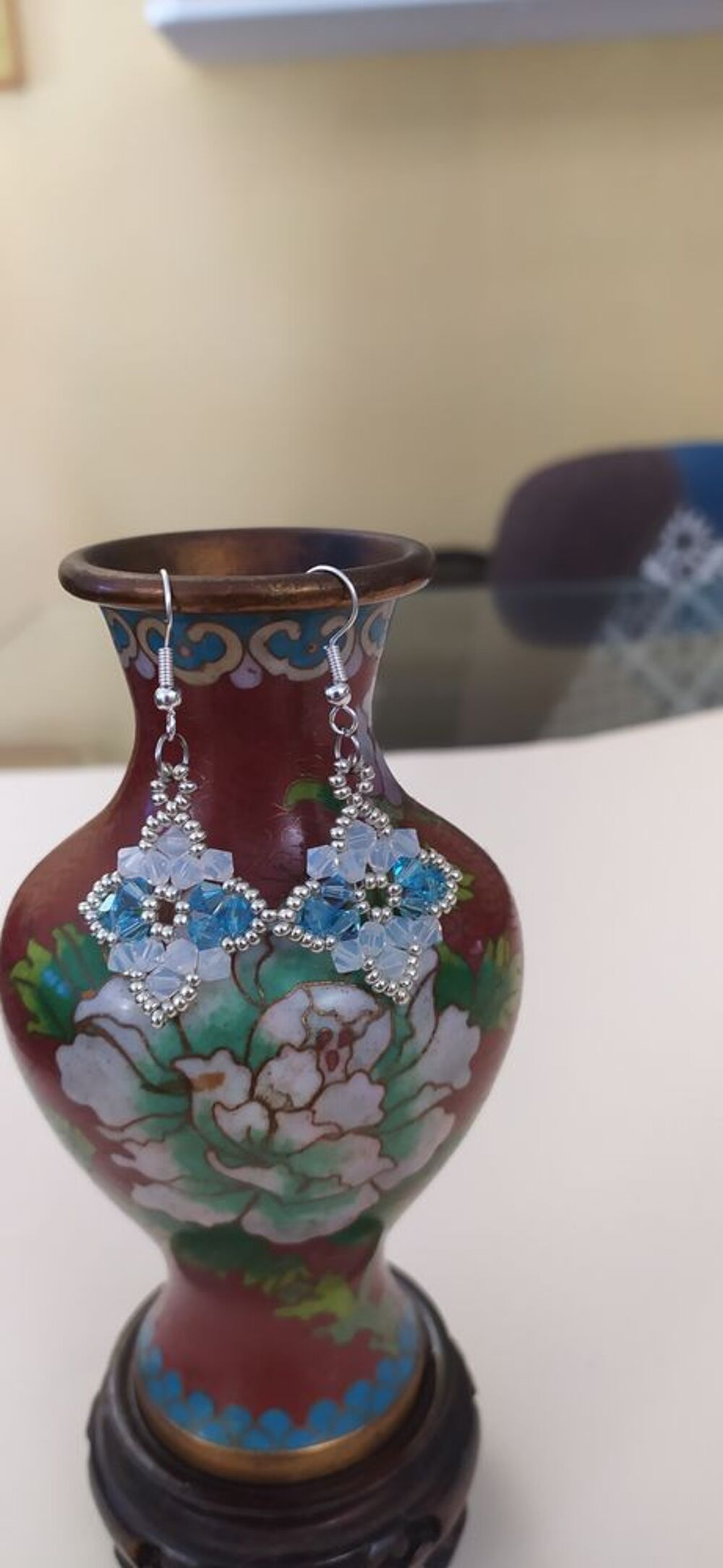 Boucles d'oreilles en cristaux de Swarovski. Bijoux et montres