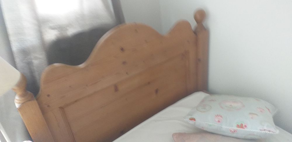 Lit en bois &agrave; lattes avec sommier et table de chevet Mobilier enfants