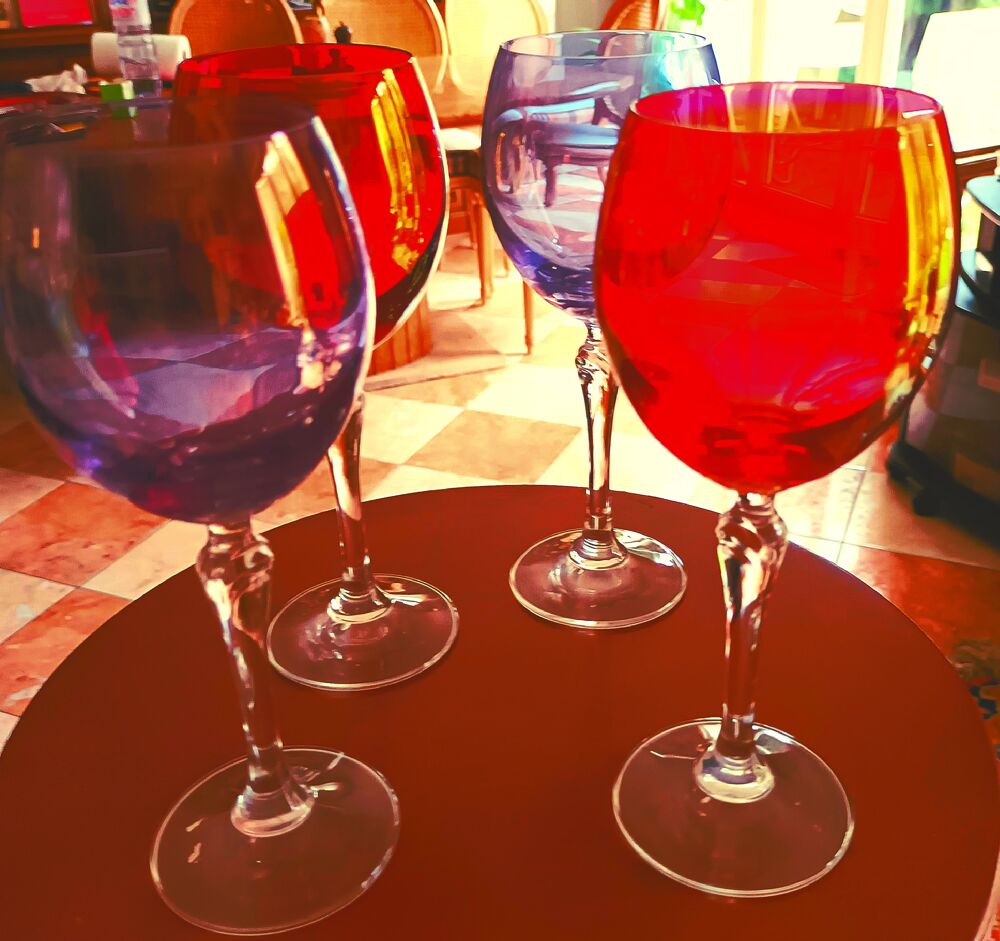 Verres &agrave; pied de couleur Décoration