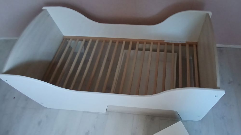 Lit enfant avec chevet blanc et cr&egrave;me Mobilier enfants