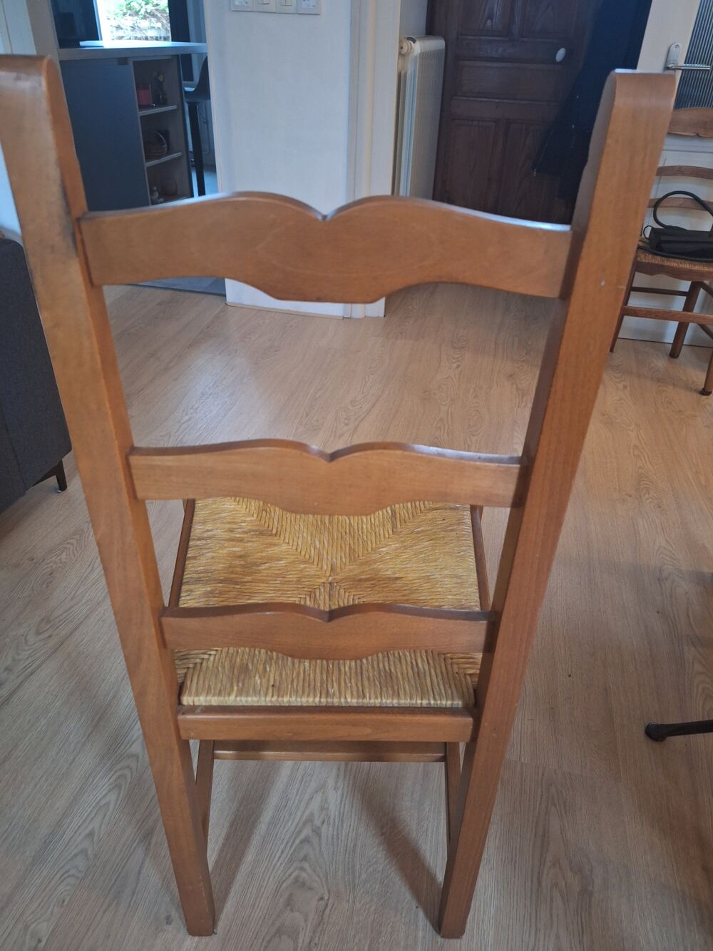 Table de salle &agrave; manger en cha&icirc;ne 
Et 4 chaises Meubles