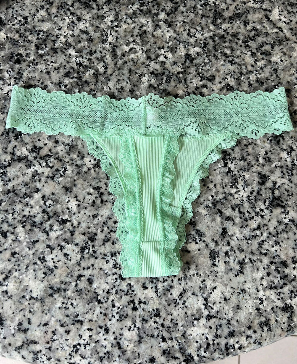 String vert menthe en dentelle taille XS. Neuf jamais port&eacute; Vêtements