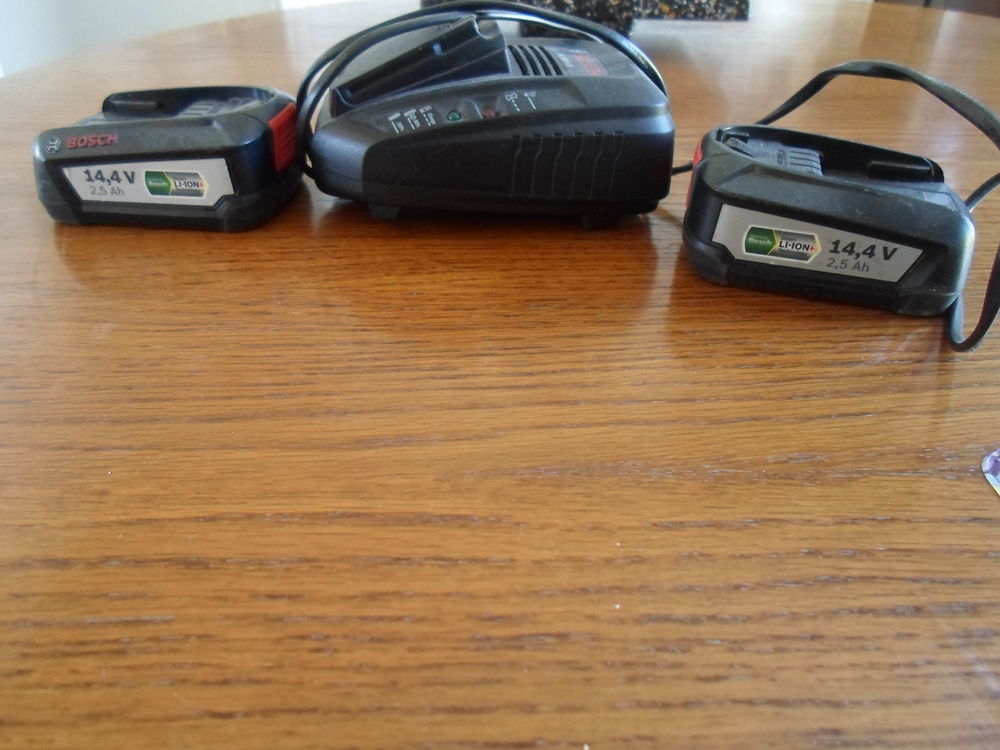 deux batteries + chargeur pour visseuse-d&eacute;visseuse BOCH Bricolage