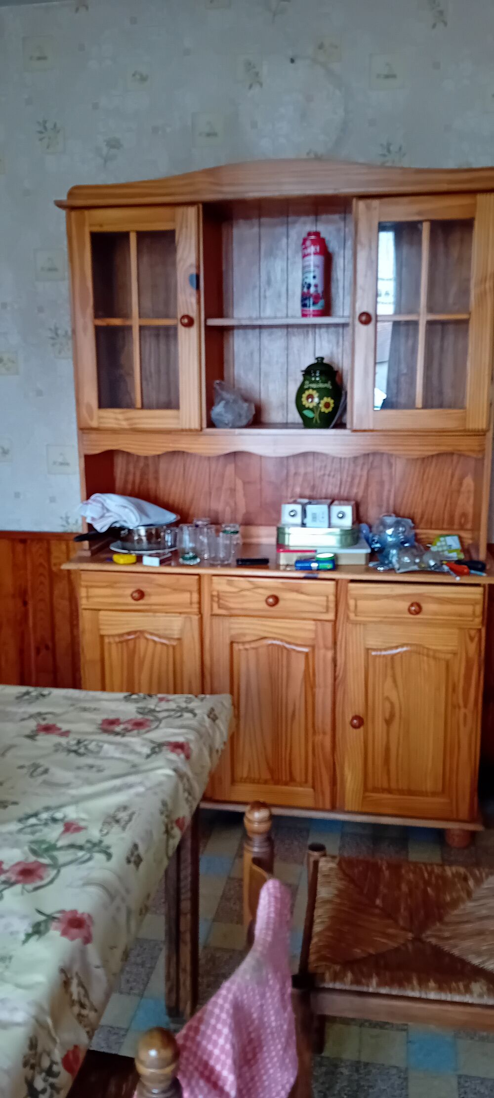 Buffet en bois avec vitrines et tiroirs Meubles