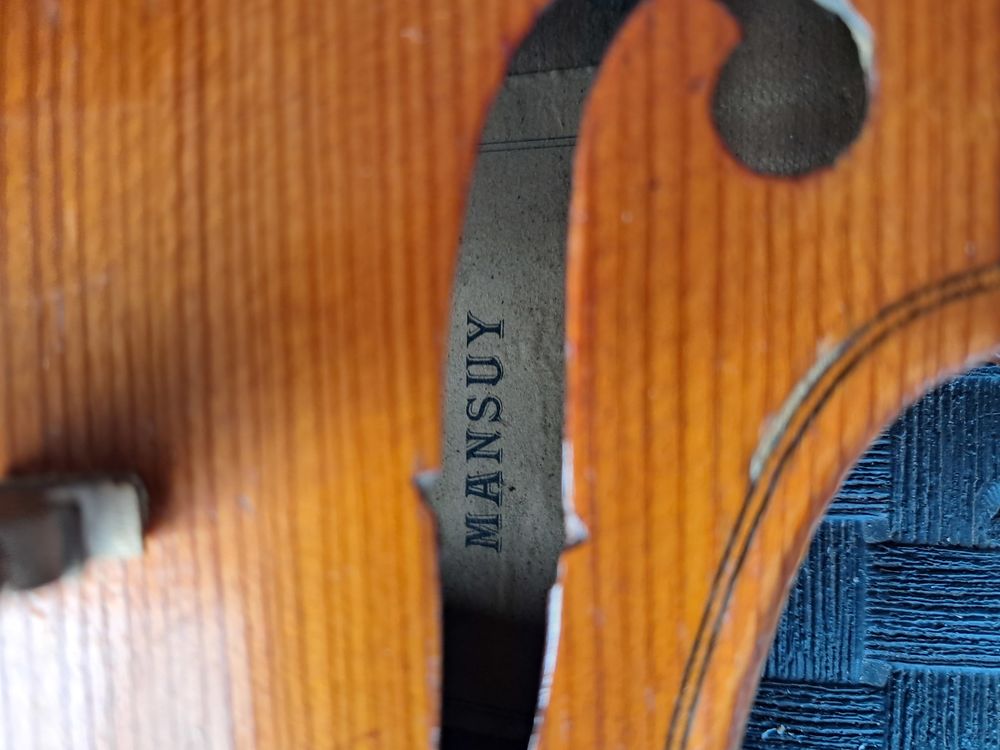 Violon avec archet plus etuit.
Guitare avec housse et pied. Instruments de musique