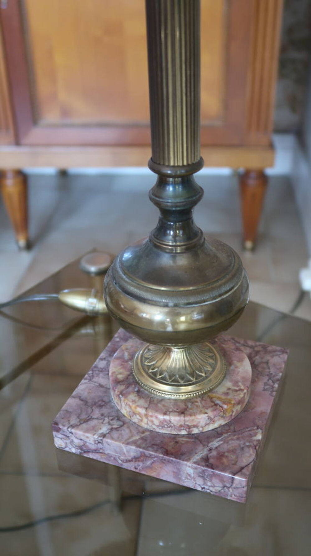 Petite lampe &agrave; pied laiton sur support en marbre Décoration