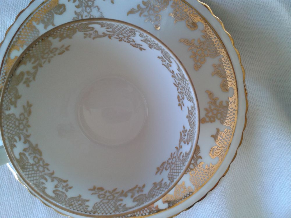 4 tasses &agrave; caf&eacute; en porcelaine blanche et dor&eacute;e anciennes Cuisine