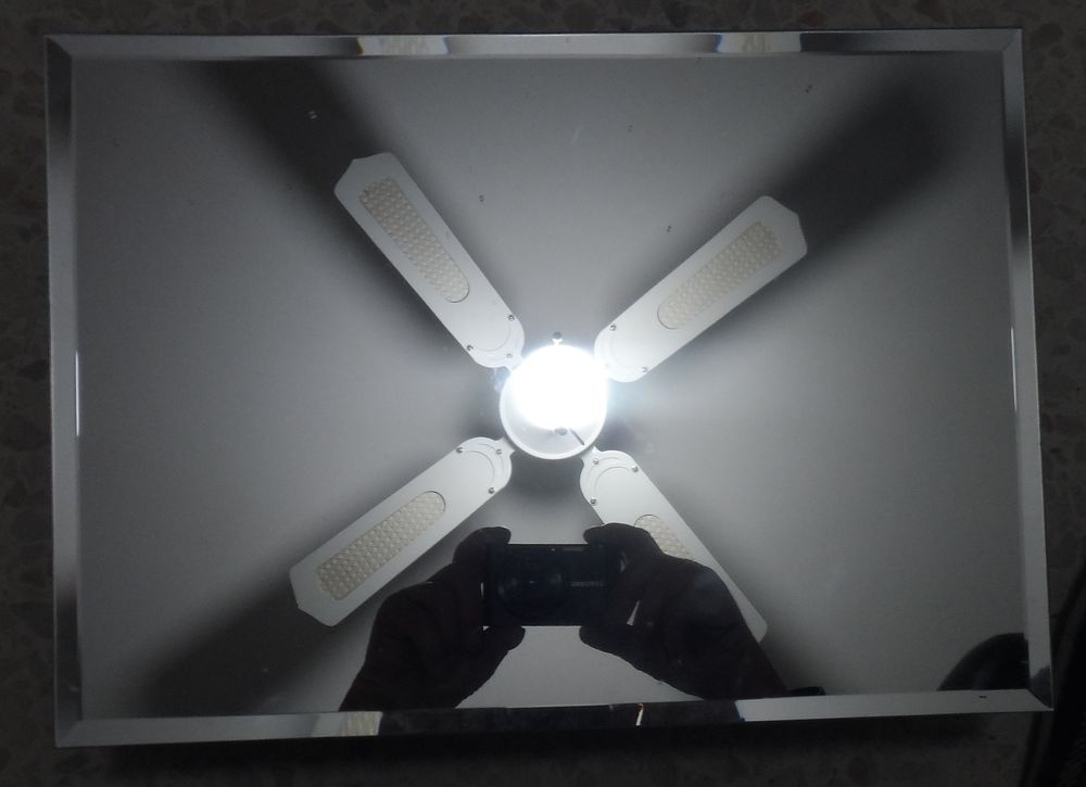 Miroir biseaut&eacute; avec ses angles en plastique et ses supports Décoration