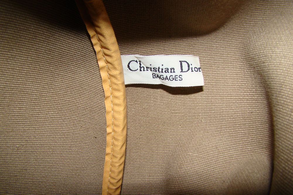 Ancien sac de voyage Dior vintage
Maroquinerie