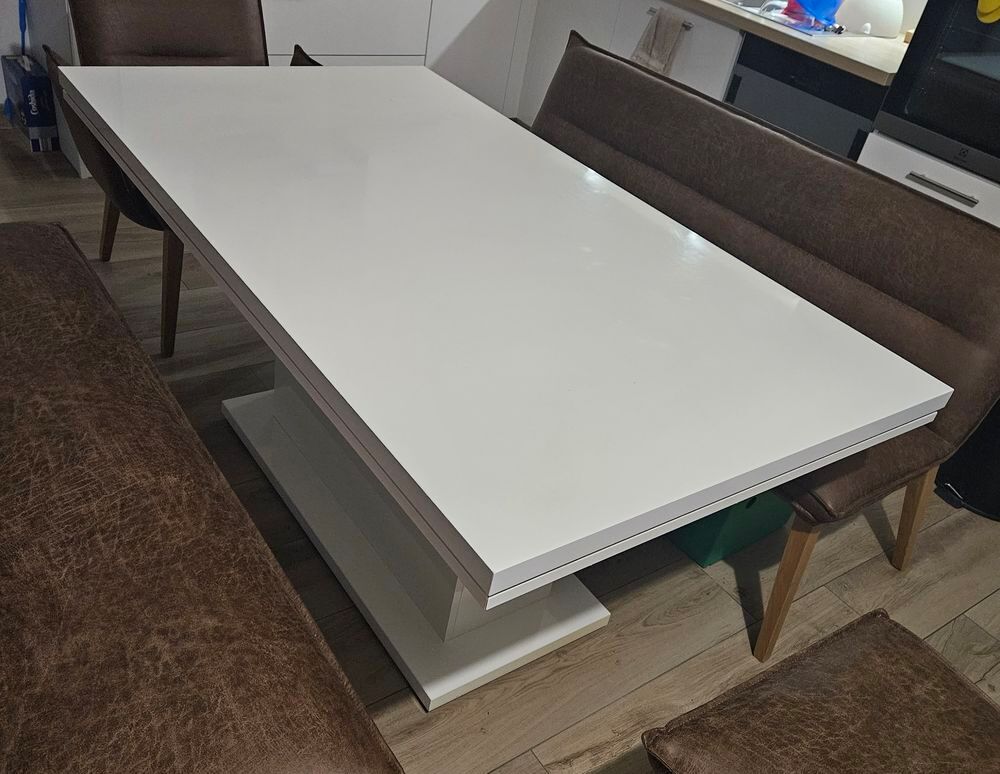 Table design blanche laqu&eacute;e 6-8 pers pied central Meubles
