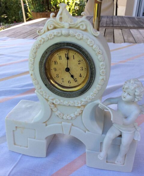 Pendulette socle biscuit goût Sèvres angelot lisant TBE 50 Gif-sur-Yvette (91)