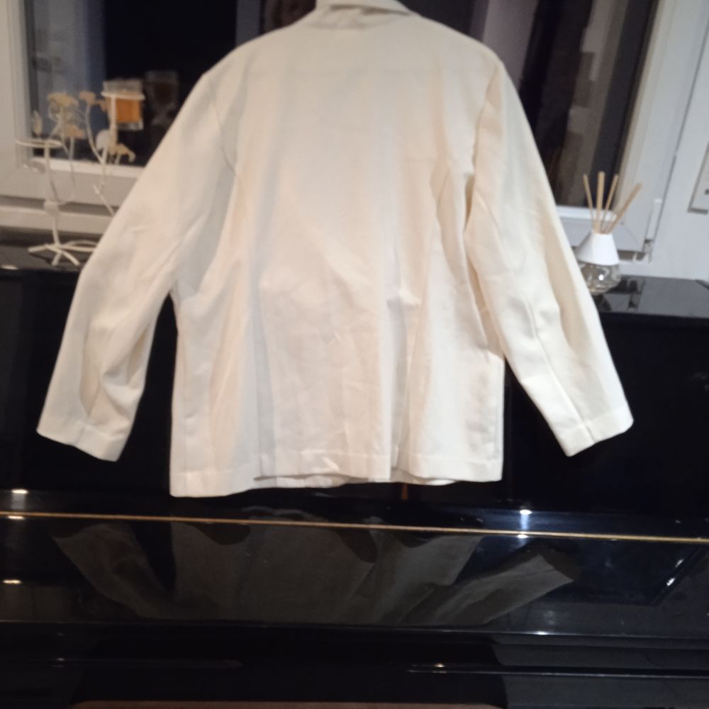 Veste cr&egrave;me broderie sur l'avant T 50 100 % polyester Vêtements