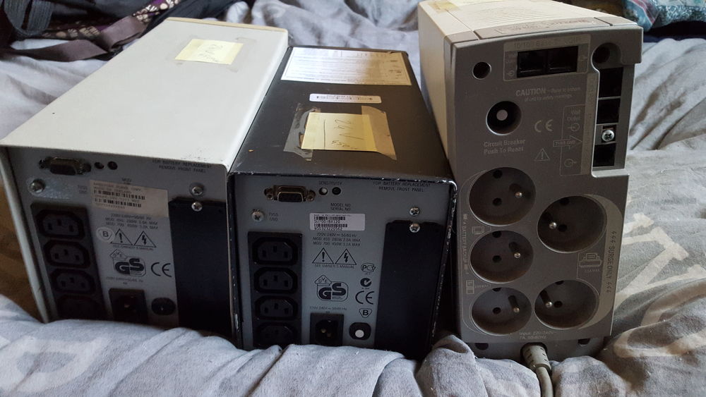 LOT de 3 Onduleurs de marque APC Matériel informatique