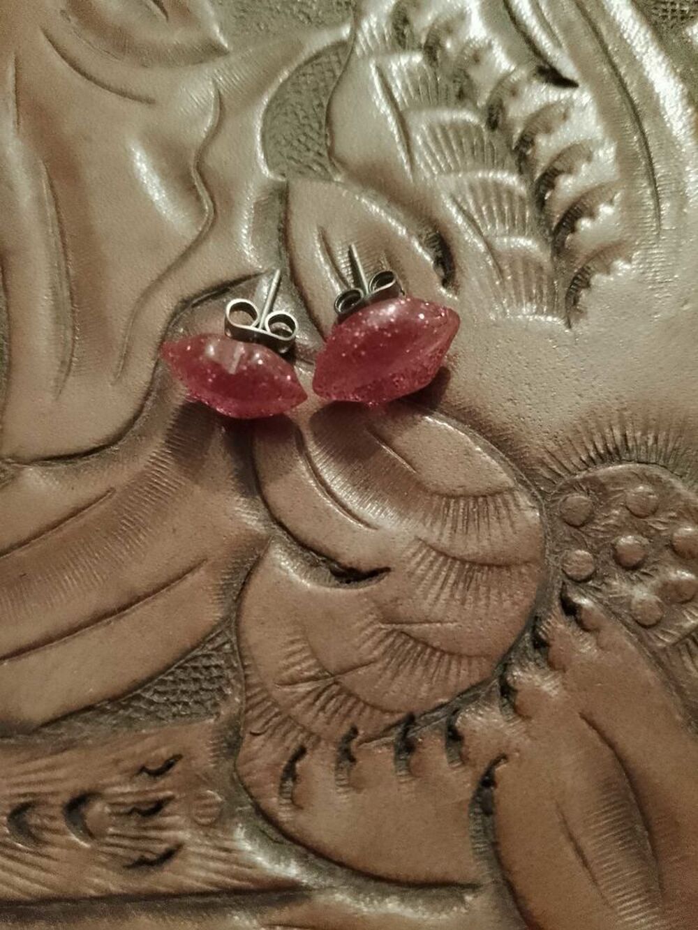 boucles d'oreilles Kiss roses sur m&eacute;tal argent&eacute; enfants. Bijoux et montres