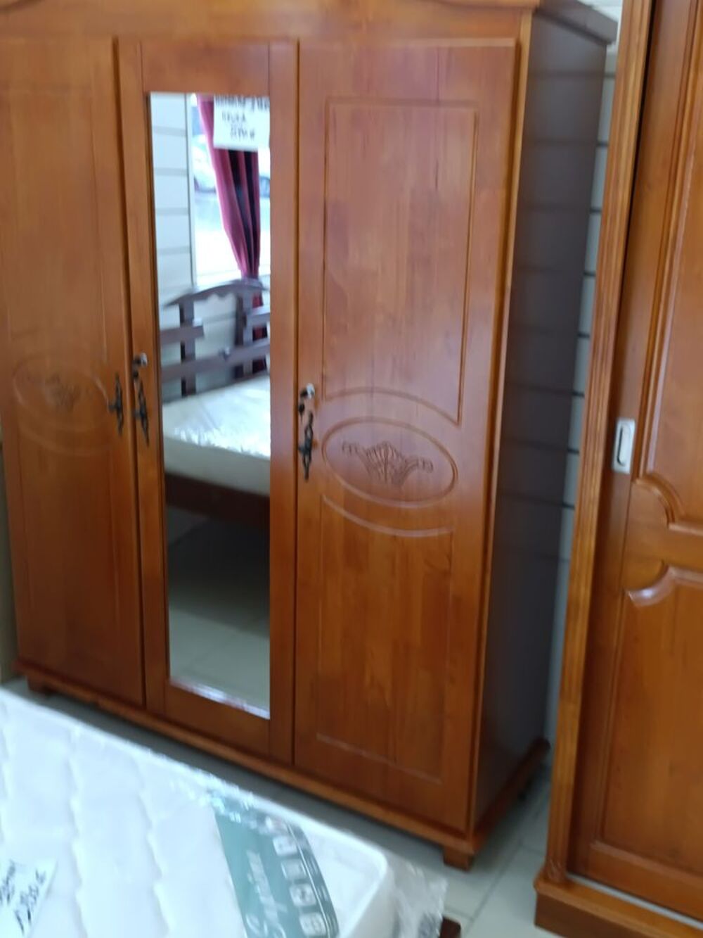 Armoire 3 portes en h&eacute;v&eacute;a avec miroir Meubles