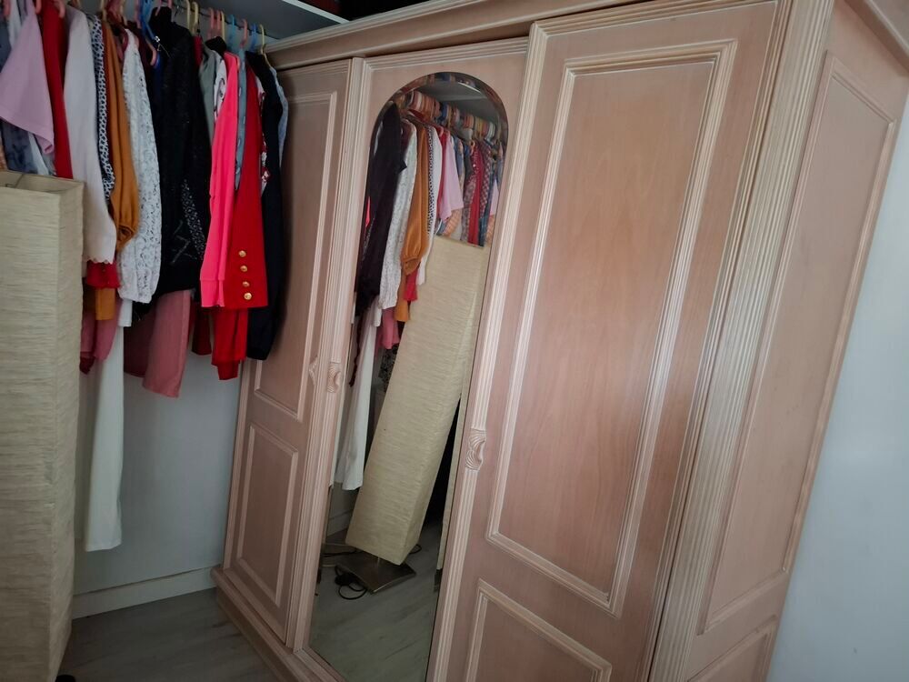 Armoire rose 3 portes dont une avec glace Meubles