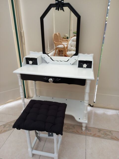 Coiffeuse blanche et noire. 150 Villers-Sire-Nicole (59)