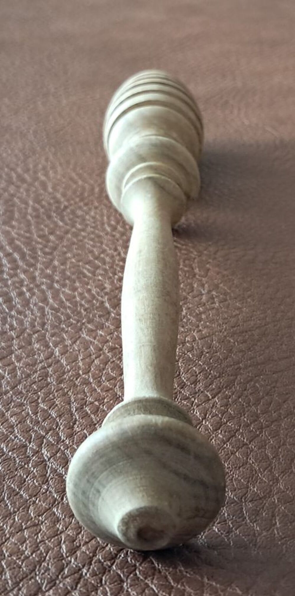 tige &agrave; miel en bois tourn&eacute; 
17x2,5 cm
neuve Cuisine