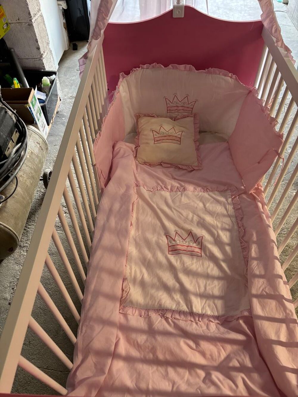 Lit de princesse rose et blanc fille avec voile superbe &eacute;tat Mobilier enfants