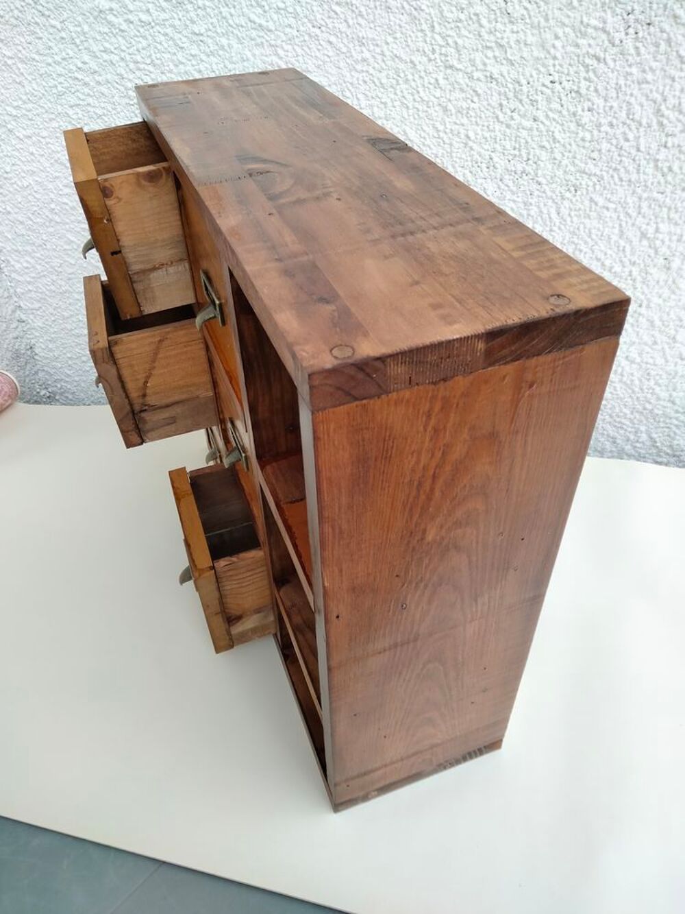 Meuble de commerce. Meubles