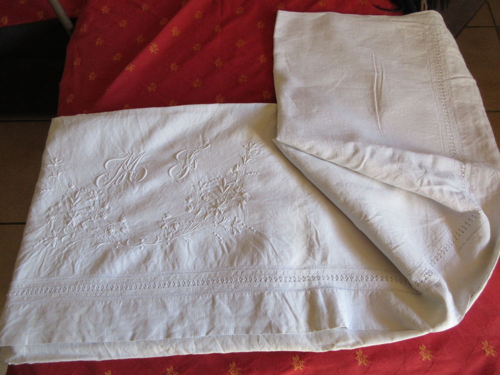 Drap ancien brod&eacute; main Vêtements