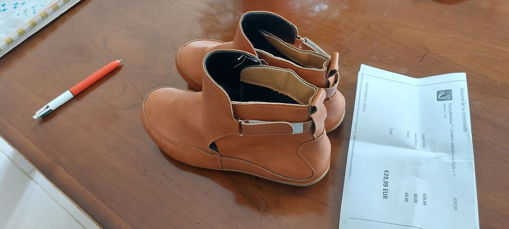 paire de bottines de couleur camel pointure 37 . Chaussures