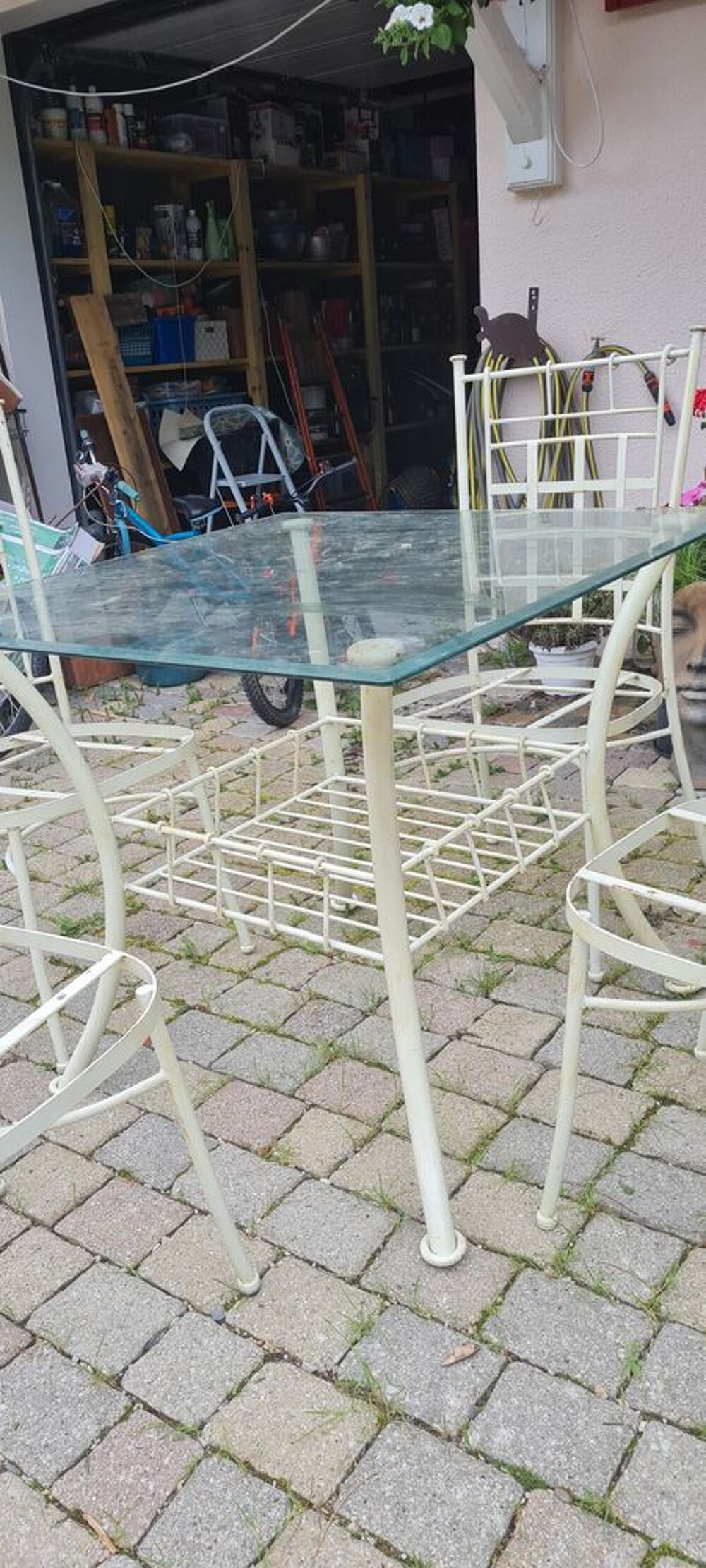 Table ext&eacute;rieur en m&eacute;tal avec ses 4 chaises. Couleur beige. Jardin