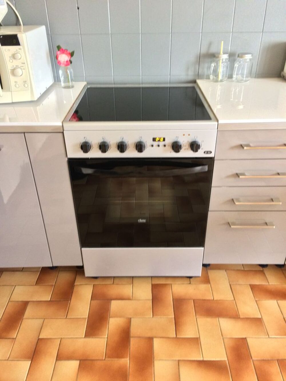 Tr&egrave;s belle cuisine + cuisini&egrave;re Meubles